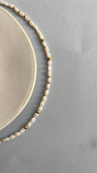 Cavigliera mini perle di fiume e balls dorate