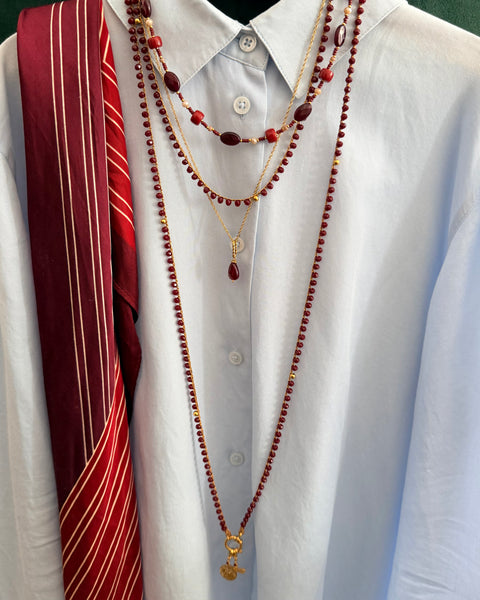 Collana lunga uncinetto bordeaux con charms