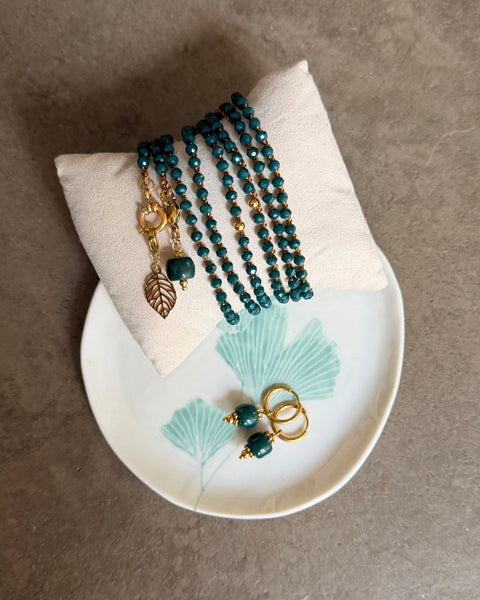 Collana lunga uncinetto verde con charms