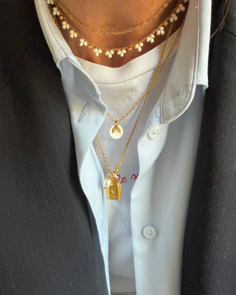 Collana ciondolo inciso con perla e iniziale