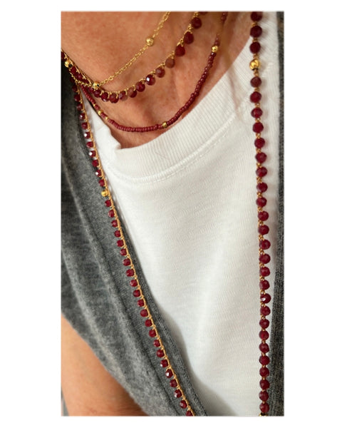 Collana rosso bordeaux con pendente e goccia in pietra
