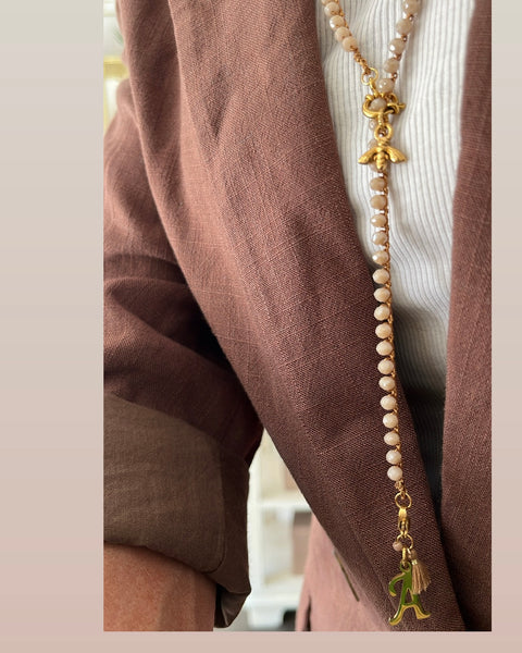 Collana beige con fogioline dorate