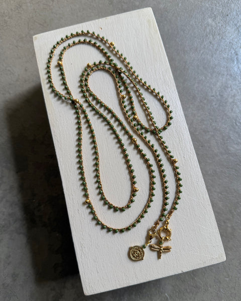 Collana verde oliva con libellula e amuleto