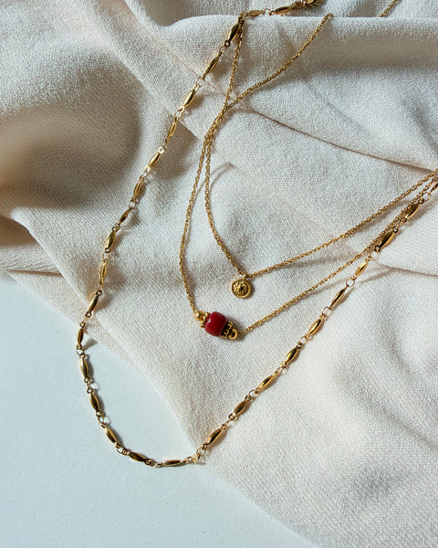 Collana minimal bordeaux con dettagli dorati