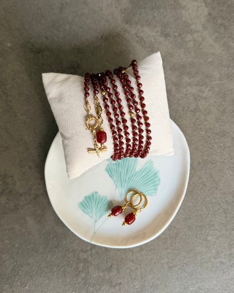 Collana lunga uncinetto marrone cioccolato con charms