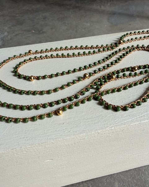 Collana verde oliva con libellula e amuleto