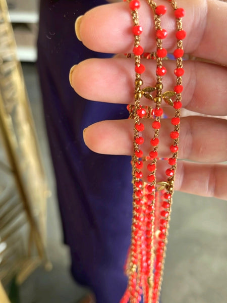 Collana uncinetto piccoli cristalli rosso corallo e charms dorati