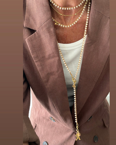 Collana beige con fogioline dorate