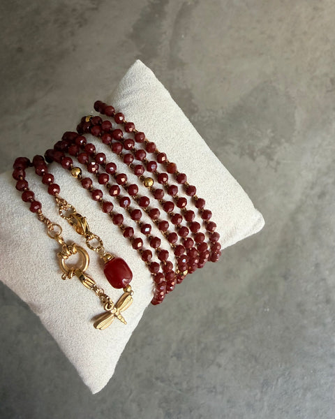 Collana lunga uncinetto marrone cioccolato con charms