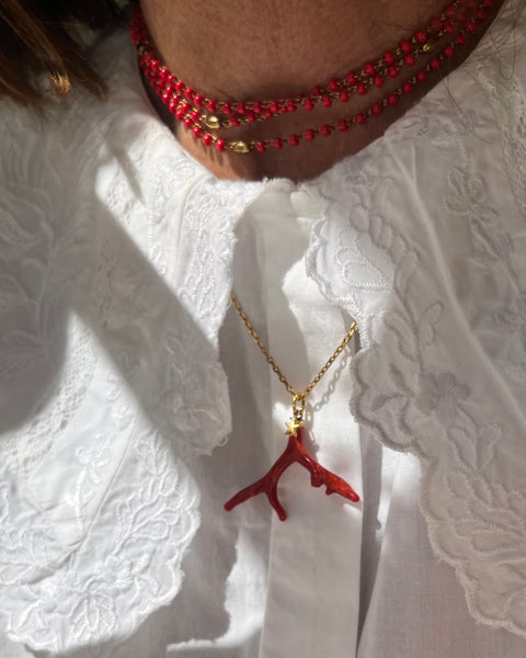 Collana lunga rossa con pendenti