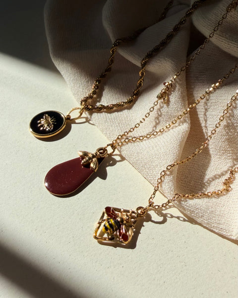 Collana ciondolo tondo smalto nero con ape