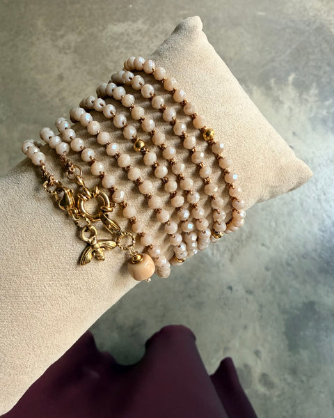 Collana lunga uncinetto beige con charms
