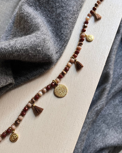 Girocollo mix di Chocolate brown con ciondoli e nappine