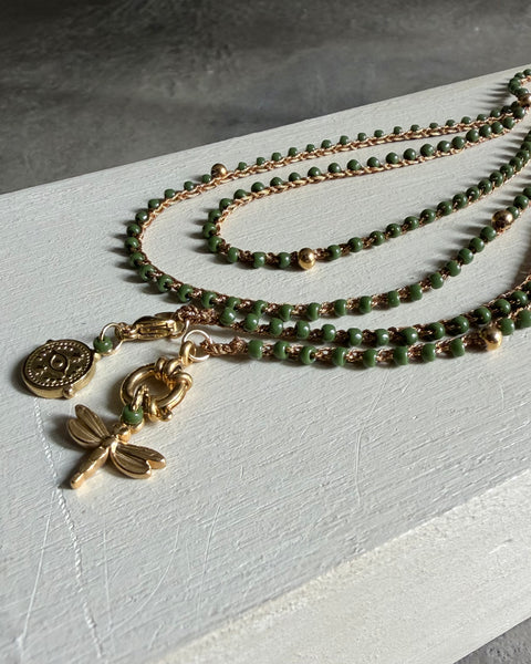 Collana verde oliva con libellula e amuleto