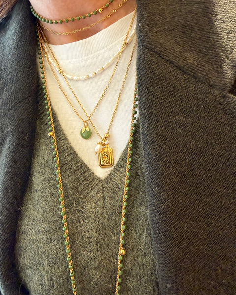 Collana verde oliva con libellula e amuleto
