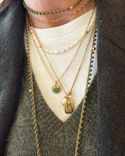 Collana verde oliva con libellula e amuleto
