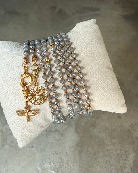 Collana lunga uncinetto grigio con charms