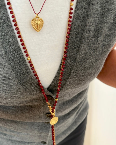 Collana rosso bordeaux con pendente e goccia in pietra