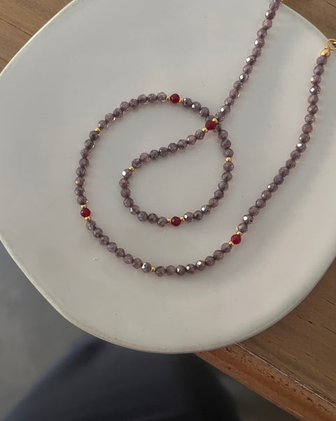 Girocollo zirconi grigio-malva, giade rosso bordeaux e punti luce