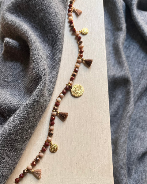 Girocollo mix di Chocolate brown con ciondoli e nappine