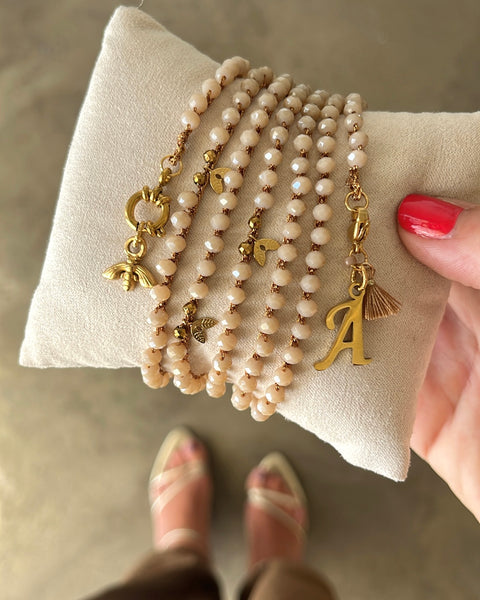 Collana beige con fogioline dorate