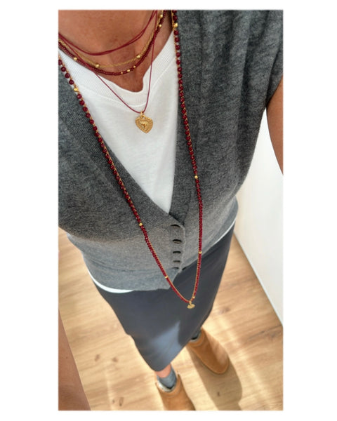 Collana rosso bordeaux con pendente e goccia in pietra