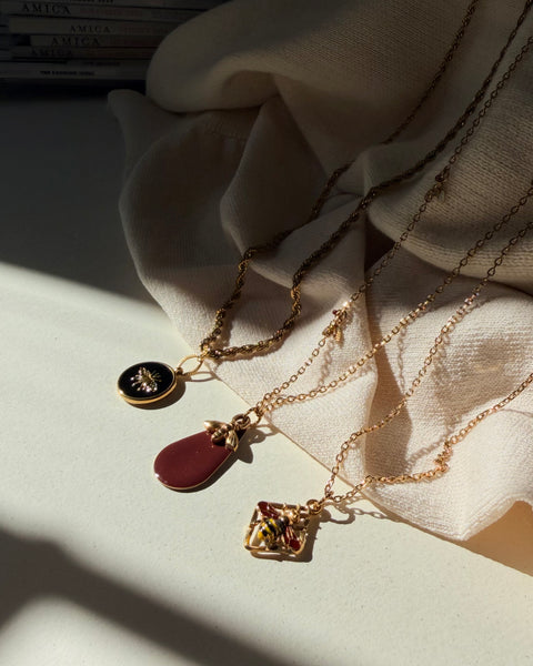 Collana ciondolo tondo smalto nero con ape