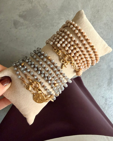 Collana lunga uncinetto beige con charms