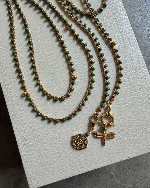 Collana verde oliva con libellula e amuleto