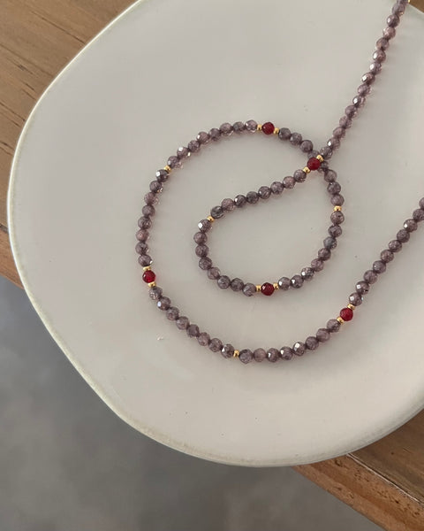 Girocollo zirconi grigio-malva, giade rosso bordeaux e punti luce