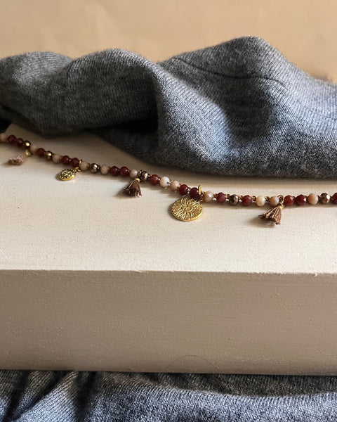 Girocollo mix di Chocolate brown con ciondoli e nappine