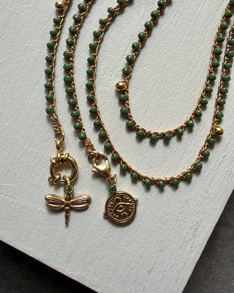 Collana verde oliva con libellula e amuleto