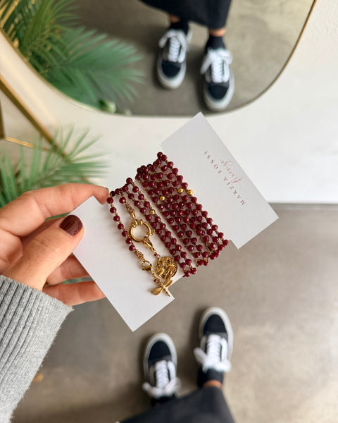 Collana lunga uncinetto bordeaux con charms
