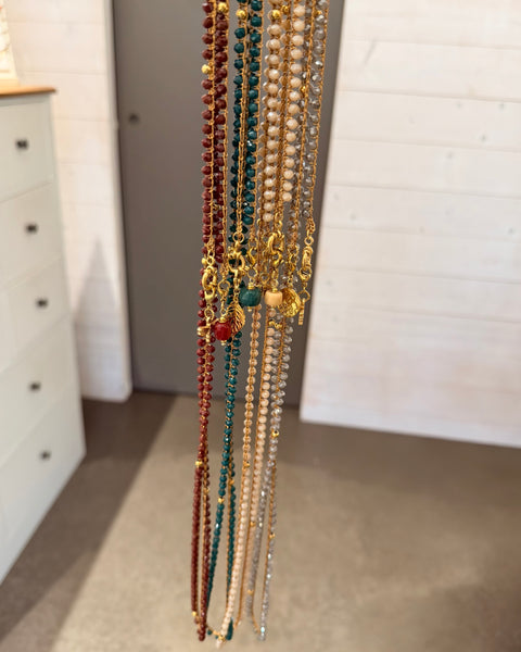 Collana lunga uncinetto marrone cioccolato con charms