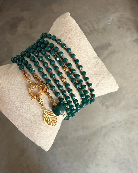 Collana lunga uncinetto verde con charms