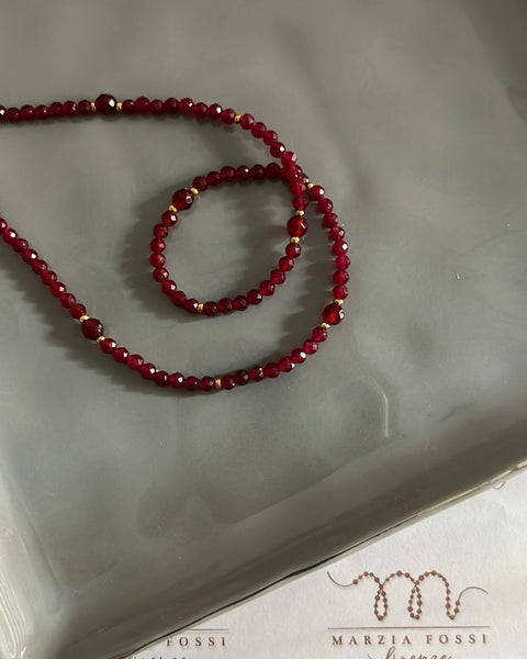 Girocollo pietre dure rosso bordeaux e punti luce