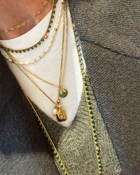 Collana verde oliva con libellula e amuleto
