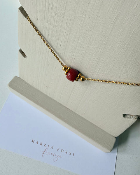 Collana minimal bordeaux con dettagli dorati