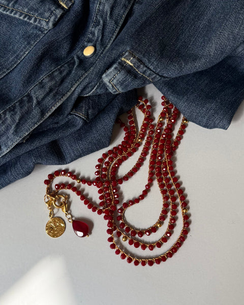 Collana rosso bordeaux con pendente e goccia in pietra