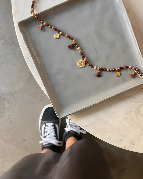 Girocollo mix di Chocolate brown con ciondoli e nappine