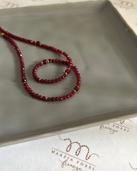 Girocollo pietre dure rosso bordeaux e punti luce