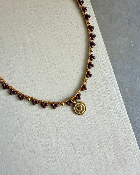 Girocollo Grappolini marrone cioccolato con charm tondo cuore