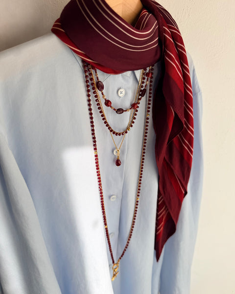 Collana lunga uncinetto bordeaux con charms