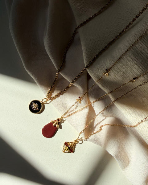 Collana ciondolo rombo con ape smaltata
