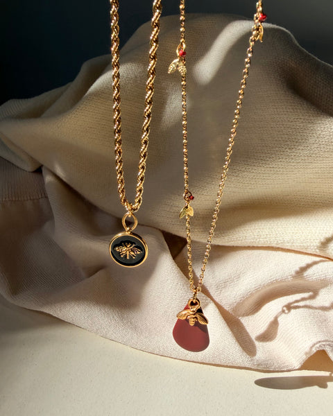 Collana ciondolo tondo smalto nero con ape