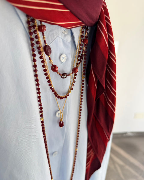 Collana lunga uncinetto bordeaux con charms