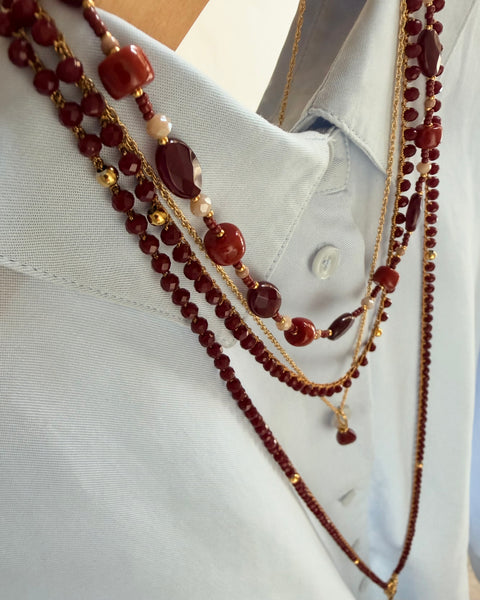 Collana lunga uncinetto bordeaux con charms
