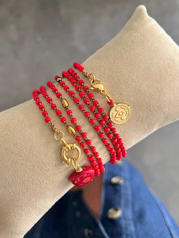 Collana lunga rossa con pendenti